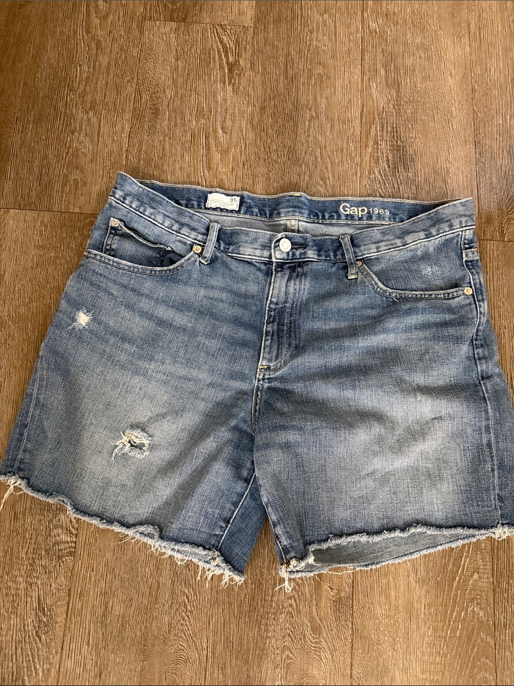 GAP Women's Distressed Denim Shorts in Medium Blue Sexy Boyfriend Shorts 31r